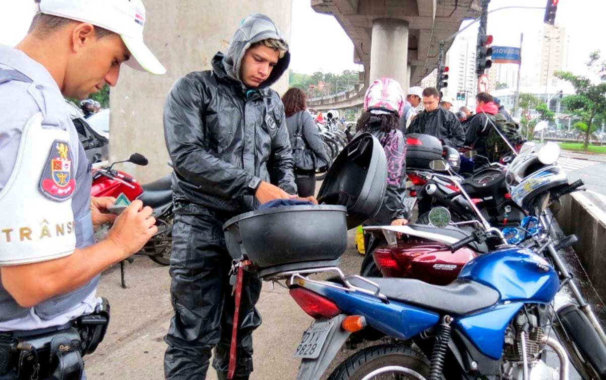 5 infrações de moto que causam suspensão da CNH