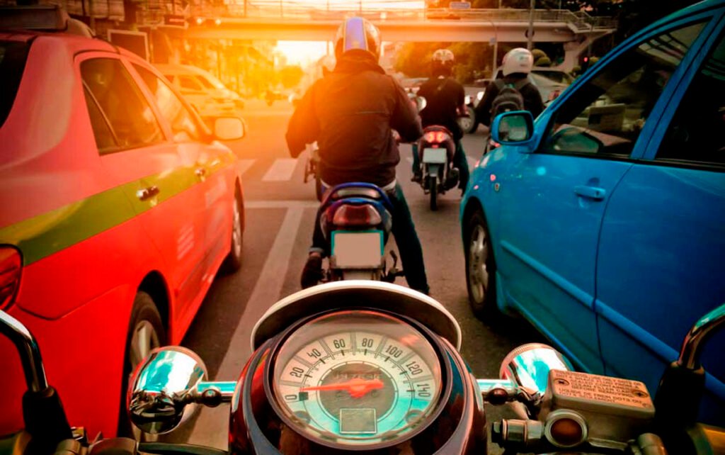 Pode andar em corredor de moto?