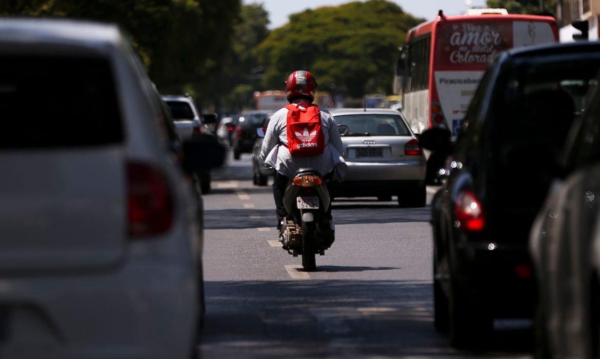 Pode andar em corredor de moto?