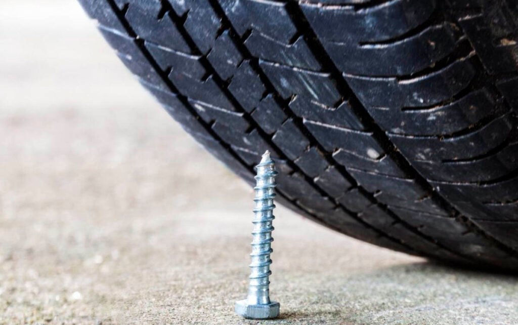 Pneu da moto furado? Veja o que pode ser feito caso se encontre nessa situação!