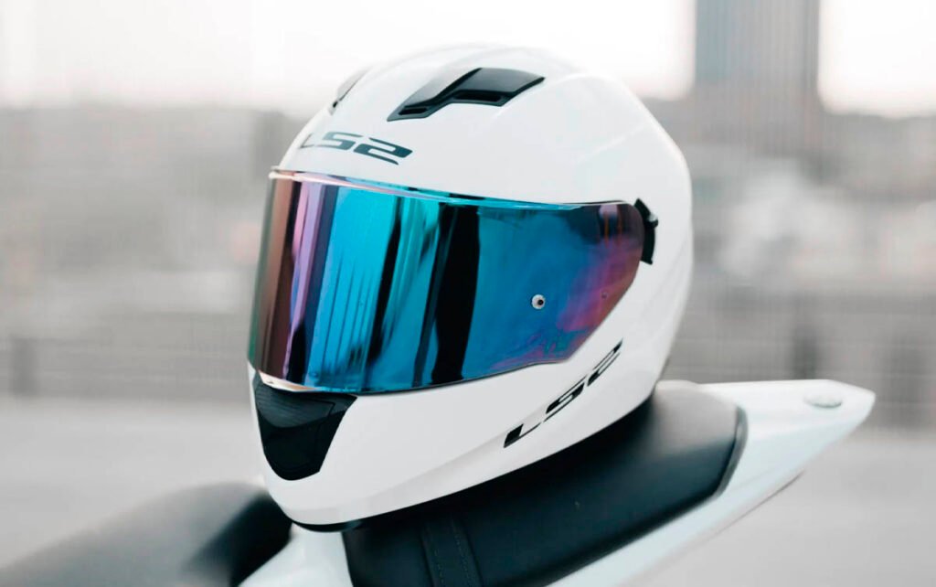 A popular viseira espelhada, afinal, pode dar multa?