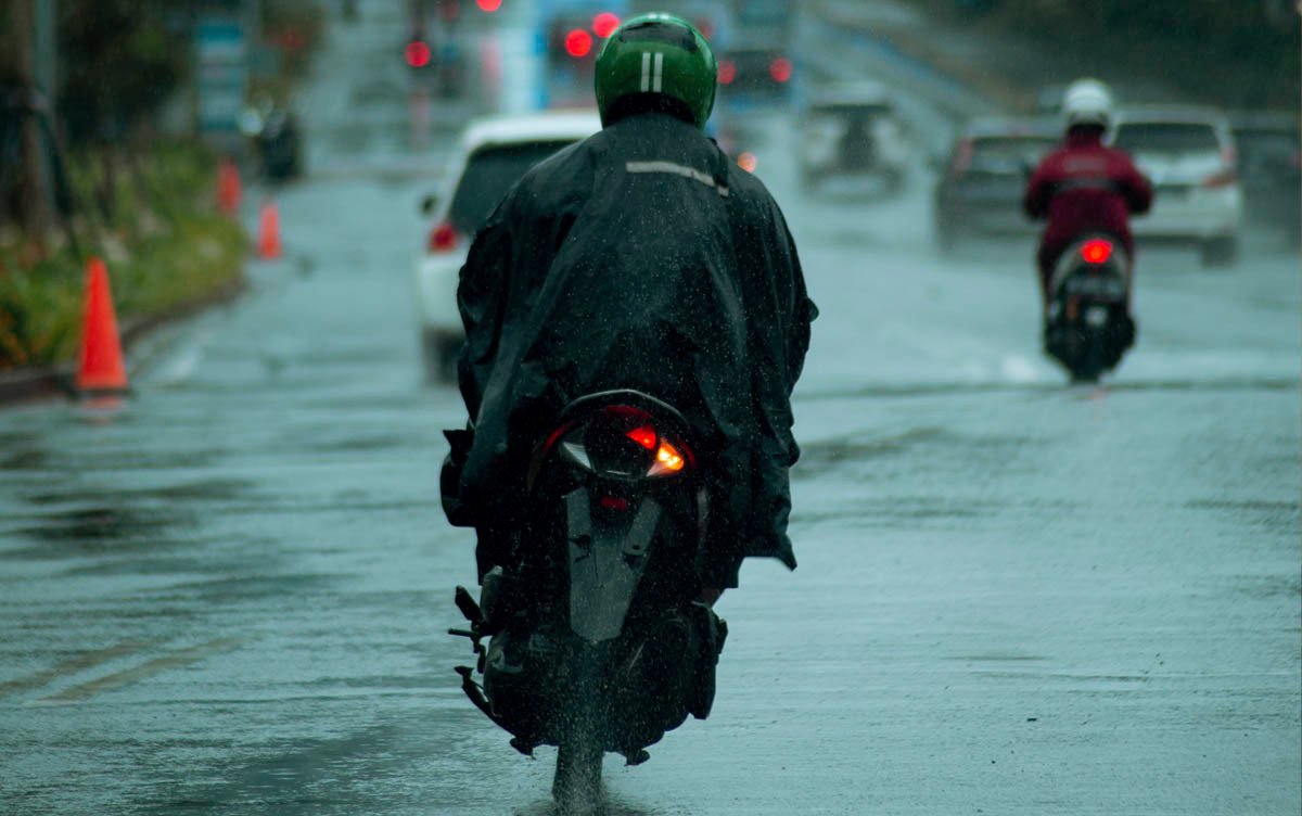 Capa de chuva: 5 dicas cruciais para motociclistas