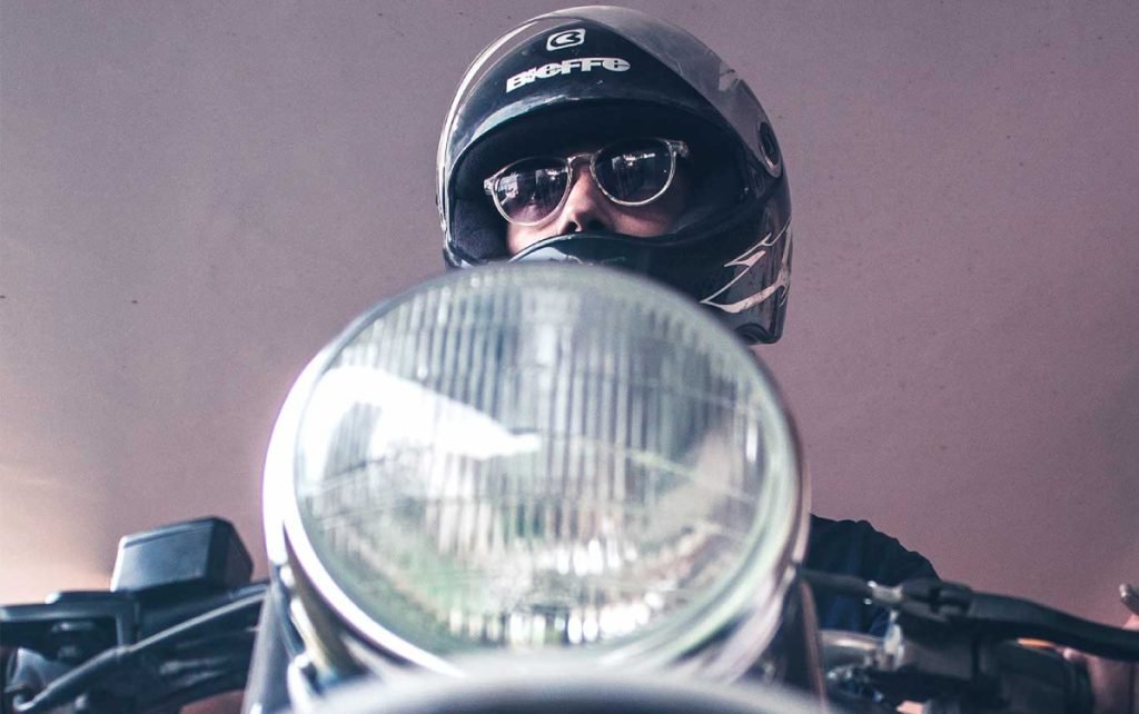 Qual o melhor capacete para quem usa óculos?