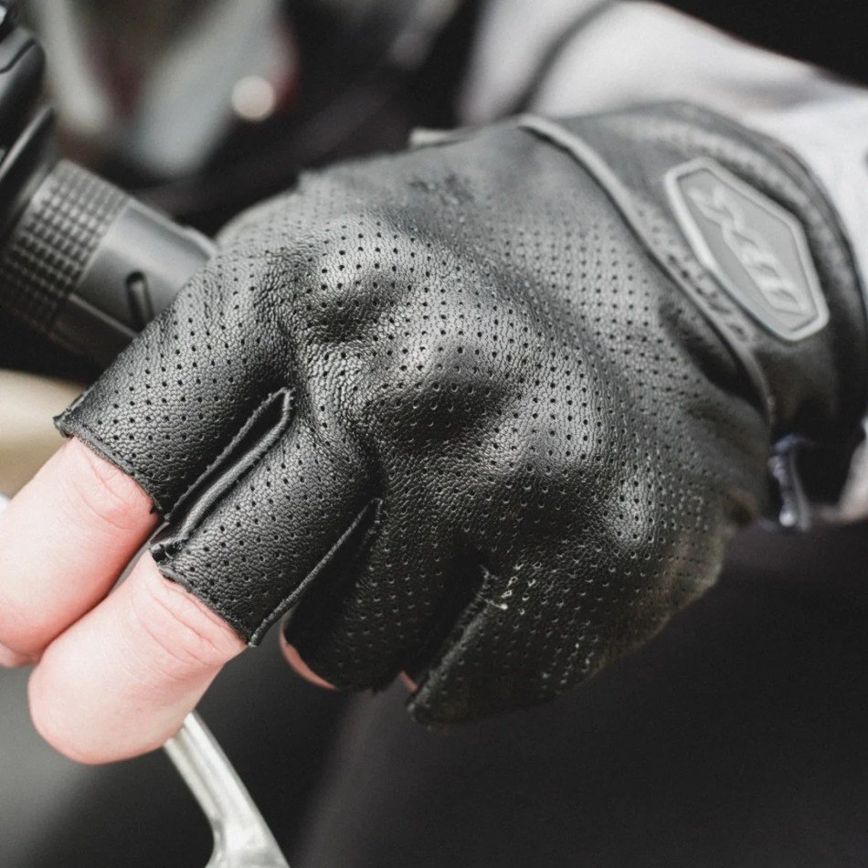 Luvas meio dedo para motociclistas: entenda sua importância e funções