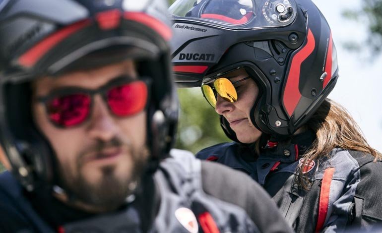 Qual o melhor capacete para quem usa óculos?