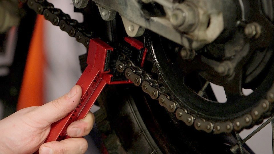 Como fazer a limpeza da corrente de moto?