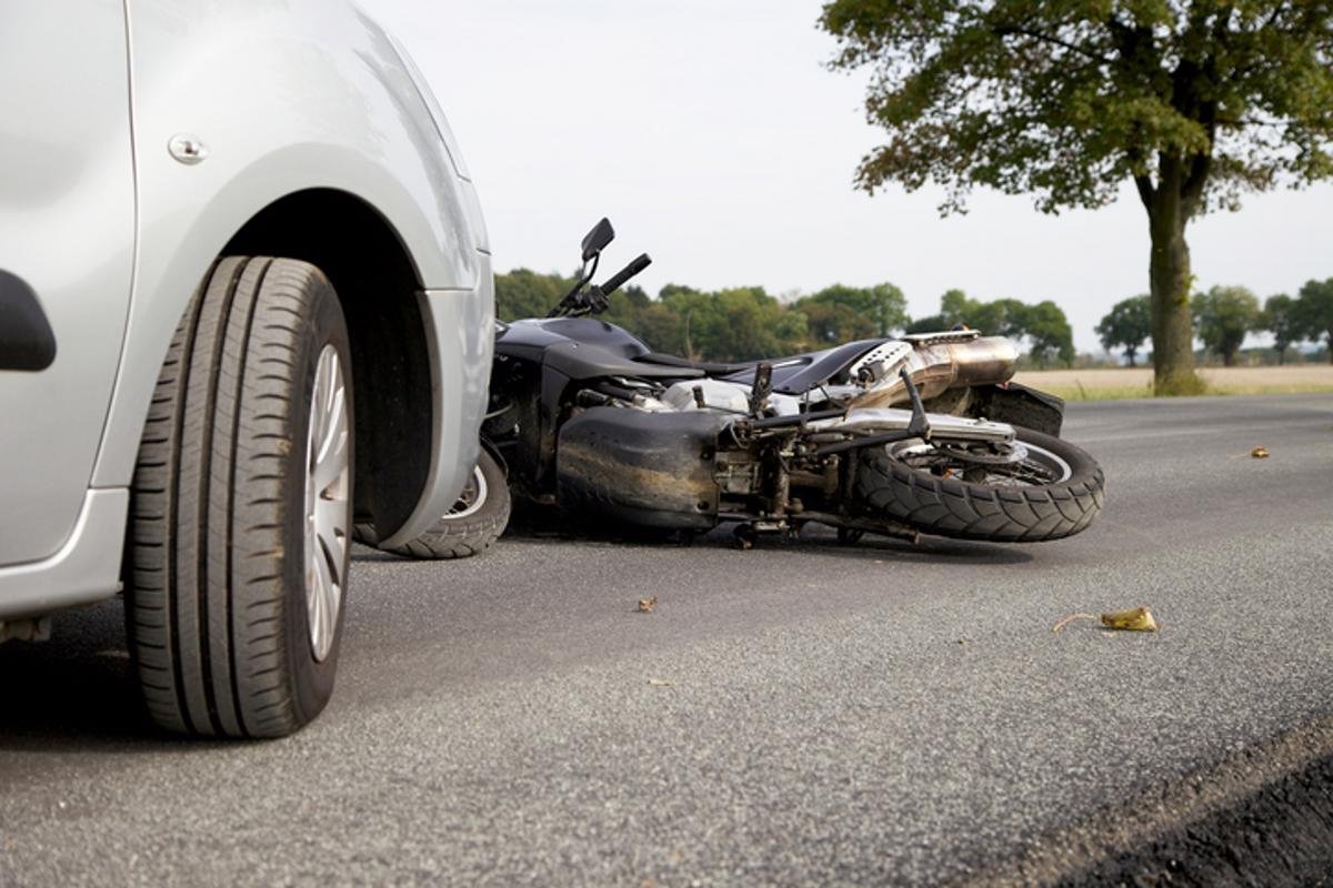 Pode andar em corredor de moto?