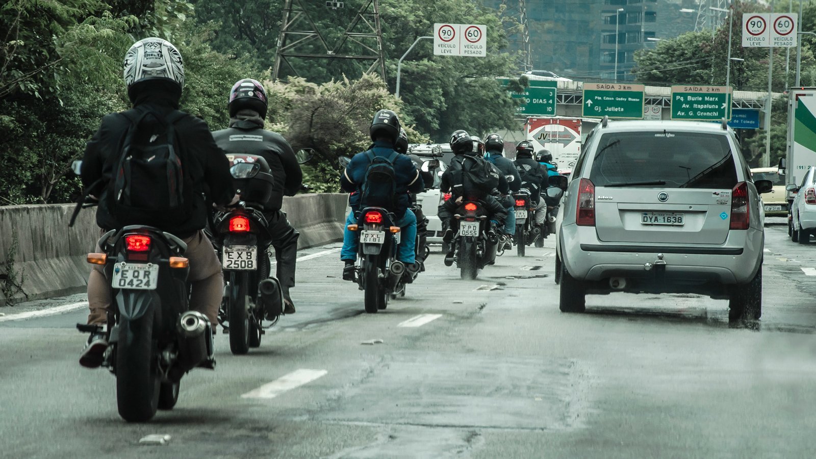 Pode andar em corredor de moto?
