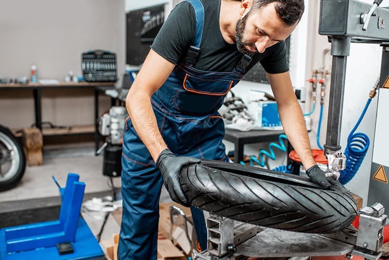 Por que devo trocar o pneu da motocicleta?
