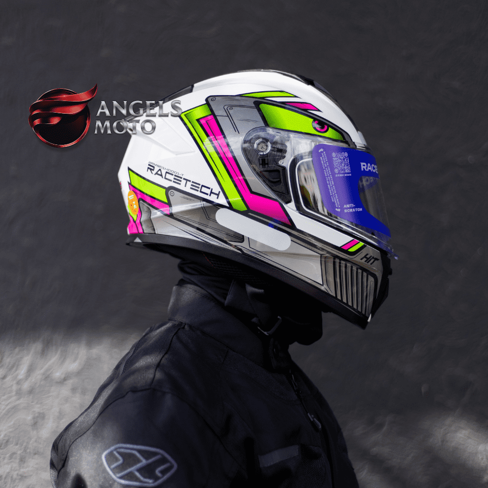 Capacete Race Tech Hit Android White Green Famosas pelas jaquetas de alta qualidade com excelente custo/benefício, a RACE TECH tem o prazer de apresentar o Capacete Race Tech Hit Android White Green, novo capacete da marca que chega ao mercado brasileiro. Características: •Viseira resistente a riscos, proteção UV, 2,2 MM em policarbonato e troca rápida de viseira; •Entrada de ar inferior, entrada de ar superior e saídas de ar sob o spoiler; •Spoiler integrado; •Abs injetado de alta pressão; •1385 GR +- 50; •Forração removível e lavável, detalhes refletivos, tecido antialérgico; •Fecho micrométrico; •EPS de multidensidade.  *Produto acompanha somente Viseira Cristal - Foto meramente ilustrativa. *Seguindo normas de segurança NBR 7471 com selo do Inmetro e com refletivos de fábrica. *Esse capacete é unissex, pode ser usado por mulher ou por homem.